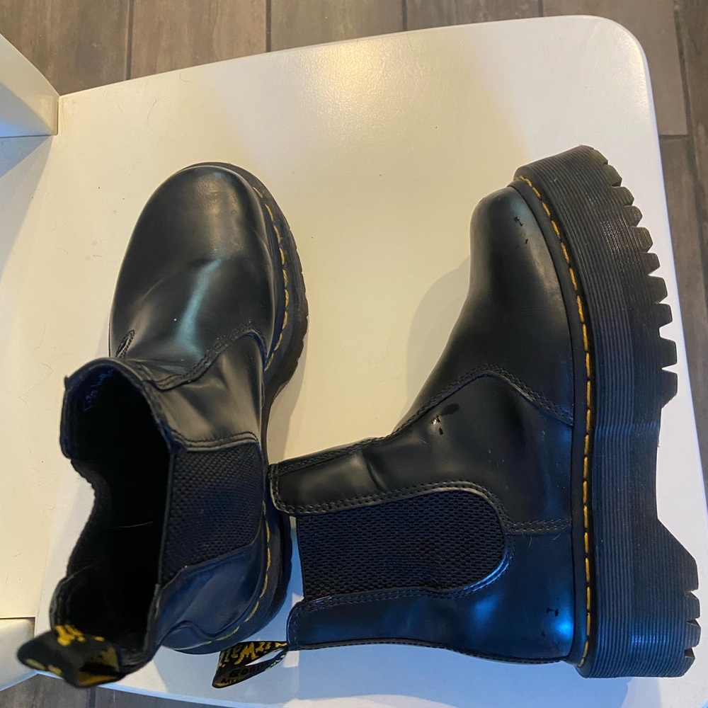 Doc Martens 2976 smooth leather chelsea boots platform. Great condition